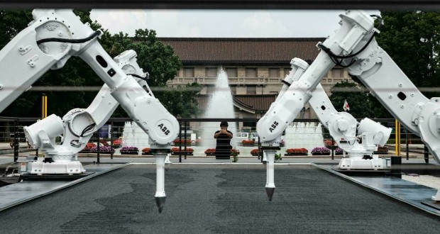 Des robots reconvertis en jardiniers zen exposés à Tokyo