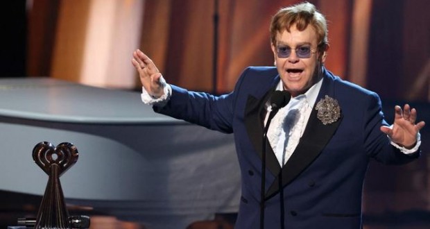 Opéré à la hanche, Elton John reprendra sa tournée en 2022
