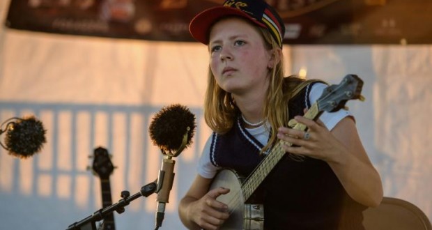 Une jeune prodige du banjo fait résonner une musique d'Afrique et des Appalaches