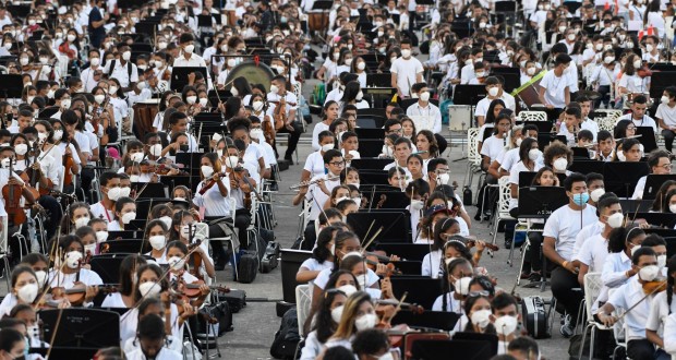 Des milliers de musiciens réunis à Caracas pour le record du plus grand orchestre