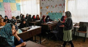 Dans l'Afghanistan des talibans, quelques lycéennes étudient et rêvent toujours