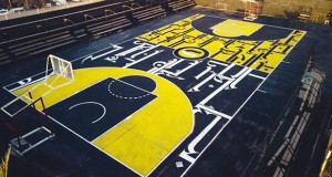 Sneak L'artiste urbain transforme un terrain de basketball en oeuvre d'art