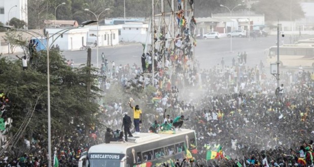 Une marée humaine se répand dans Dakar pour accueillir les héros