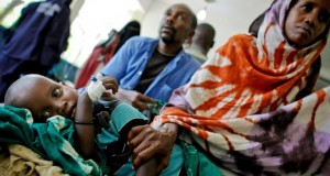 Éreintés par la faim, les enfants somaliens n'ont plus la force de pleurer