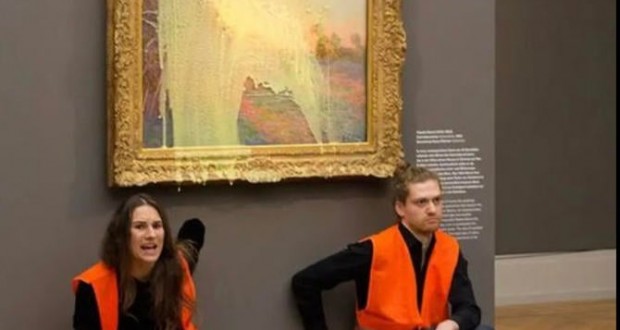 Un tableau de Monet aspergé de purée par des activistes