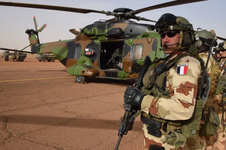 APRÈS LES MENACES D’UNE INTERVENTION MILITAIRE,  PARIS NÉGOCIE AVEC LE CNSP : Les forces françaises  sur le départ du Niger