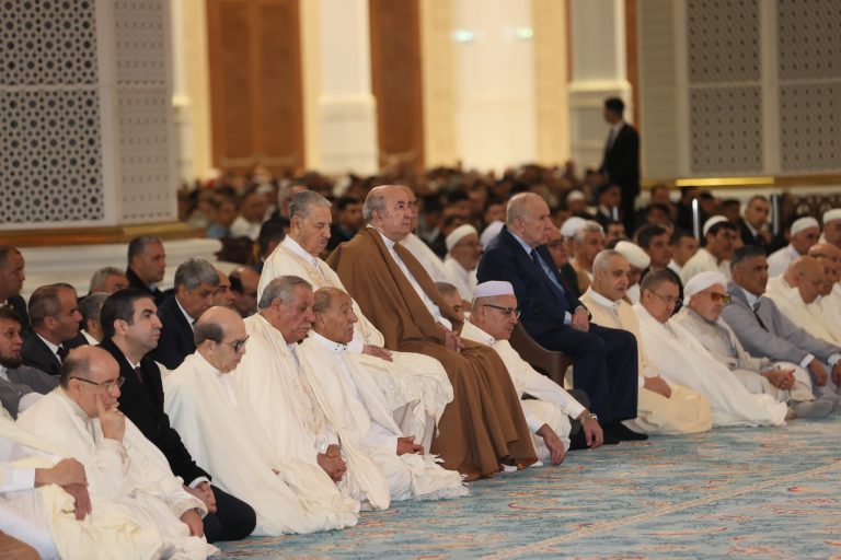 Le président de la République accomplit la prière de l&rsquo;Aïd El-Fitr à Djamaâ El-Djazaïr