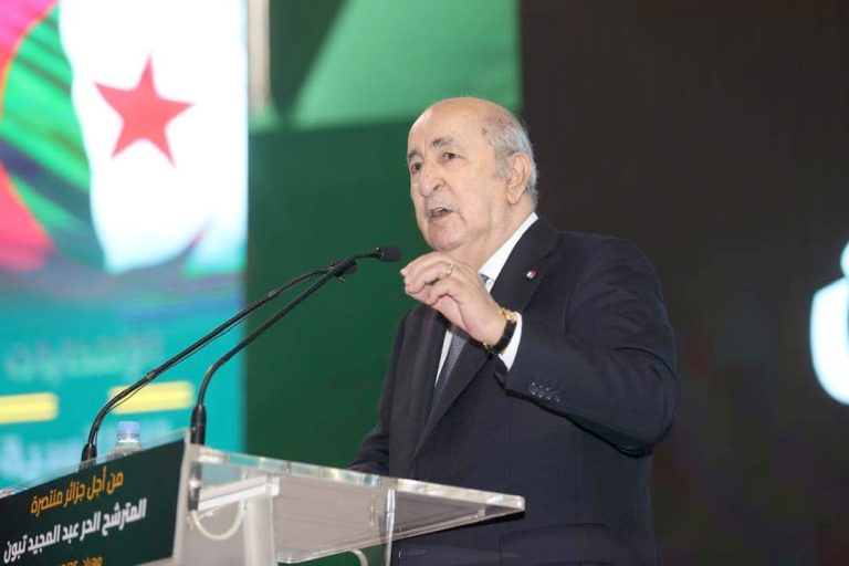 TEBBOUNE REJETTE LE COMPORTEMENT D’UN JEUNE ALGERIEN QUI S’EST PROSTERNE DEVANT SON PORTRAIT : « Pas de culte de la personnalité ! »