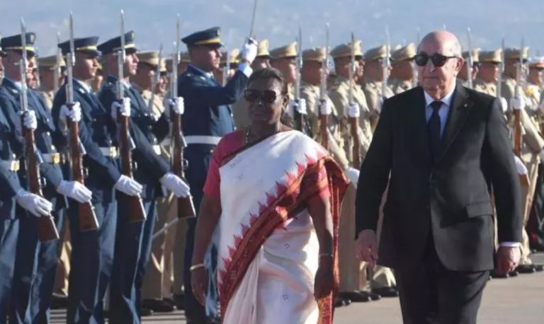 LA PRÉSIDENTE INDIENNE ARRIVE EN ALGÉRIE DANS LE CADRE D’UNE VISITE D&rsquo;ÉTAT DE QUATRE JOURS Tebboune accueille Mme Droupadi Murmu