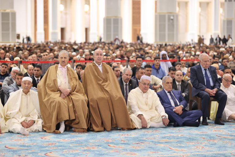 Le président de la République accomplit la prière de l&rsquo;Aïd El-Fitr à Djamaâ El-Djazaïr