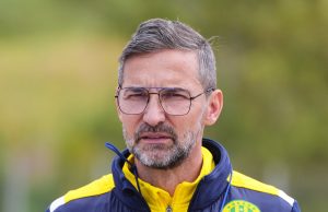 Défaite lourde en Égypte : Zinnbauer analyse la performance de la JS Kabylie et appelle à la mobilisation avant le second match