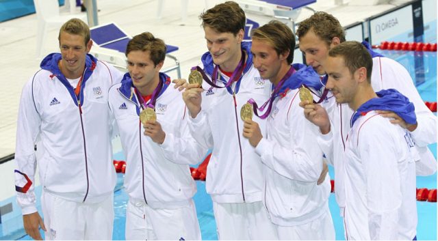 Le rôle du travail d'équipe dans les relais de natation : les secrets de la synchronisation