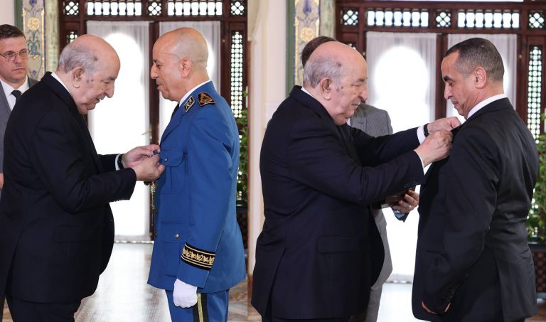 Le président de la République décore le DGSN et le PDG de Sonelgaz de la médaille de l'Ordre du mérite national au rang 