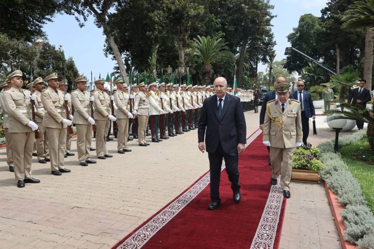 Le président Tebboune préside la cérémonie de remise de grades et de médailles à des officiers supérieurs et personnels civils de l&rsquo;ANP