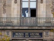 FRANCE : Spectaculaire cambriolage du musée du Louvre