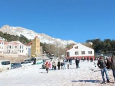 Bouira : Sous la neige, Tikjda connaît un afflux de visiteurs