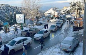 Blida : Affluence notable de visiteurs vers les hauteurs de Chréa suite aux chutes de neige