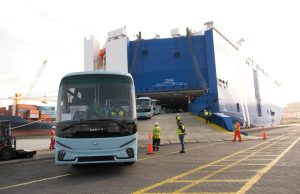 DISTRIBUTION DE BUS IMPORTÉS : Les grandes villes d’abord