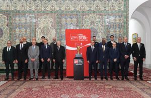 TEBBOUNE REÇOIT LA DÉLÉGATION FIFA QUI L’A APPORTÉ : Le trophée de la CDM à El Mouradia