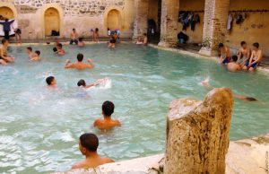 Khenchela : Affluence croissante vers la station thermale Hammam Essalihine