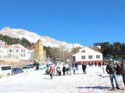 Revêtue de son manteau blanc : La montagne de Tikjda attire les touristes