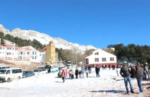 Revêtue de son manteau blanc : La montagne de Tikjda attire les touristes