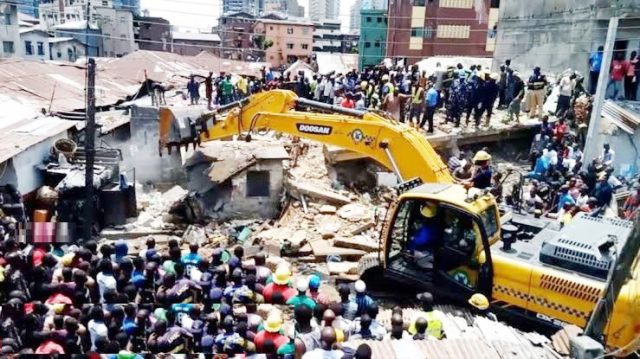 EFFONDREMENT D'UN CENTRE COMMERCIAL A LAGOS AU NIGERIA Au moins neuf morts et 27 personnes sauvées