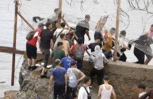 LE PEUPLE MAROCAIN FUIT LA MISÈRE VERS LA VILLE AUTONOME DE CEUTA LE JOUR DE LA FÊTE DU TRÔNE : M6 provoque l’envahissement de l’Espagne