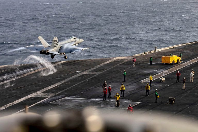 Crise de santé mentale à bord du porte-avions USS Abraham Lincoln : Huit tentatives de suicide reconnues parmi l&rsquo;équipage