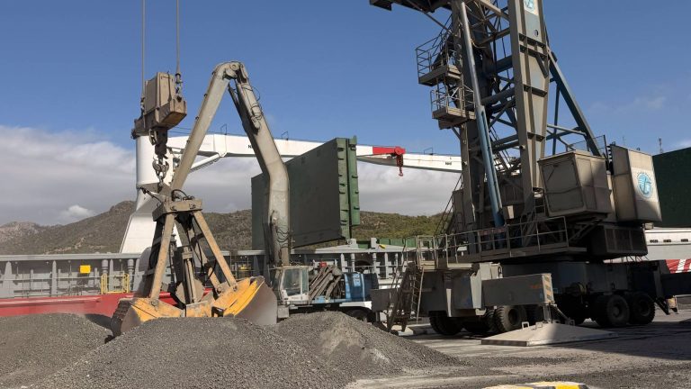 Exportation de plus de 15 000 tonnes de ciment et de clinker via le port de Ténès