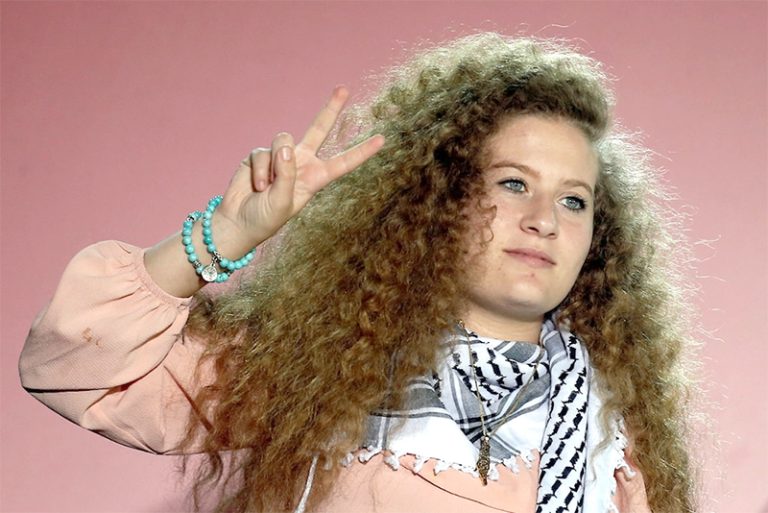 Arrestation de la militante palestinienne Ahed Tamimi par les soldats sionistes