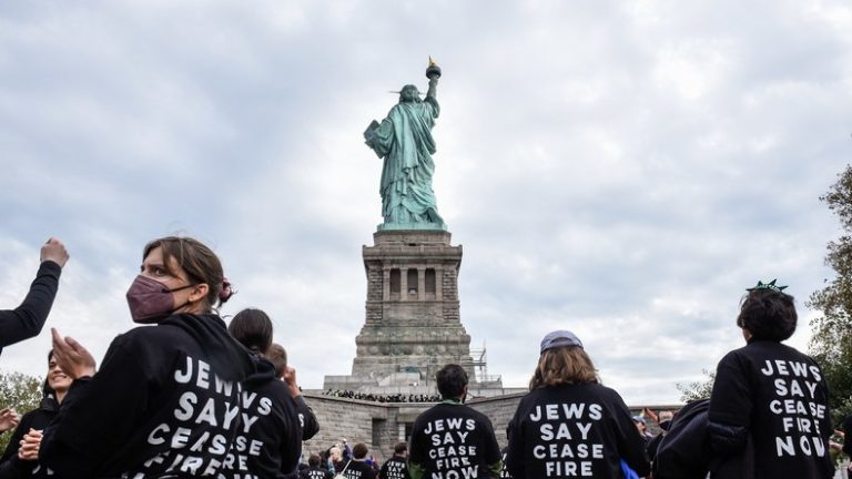 Grand rassemblement de juifs américains au pied de la statue de la Liberté à New York contre la guerre sioniste à Ghaza