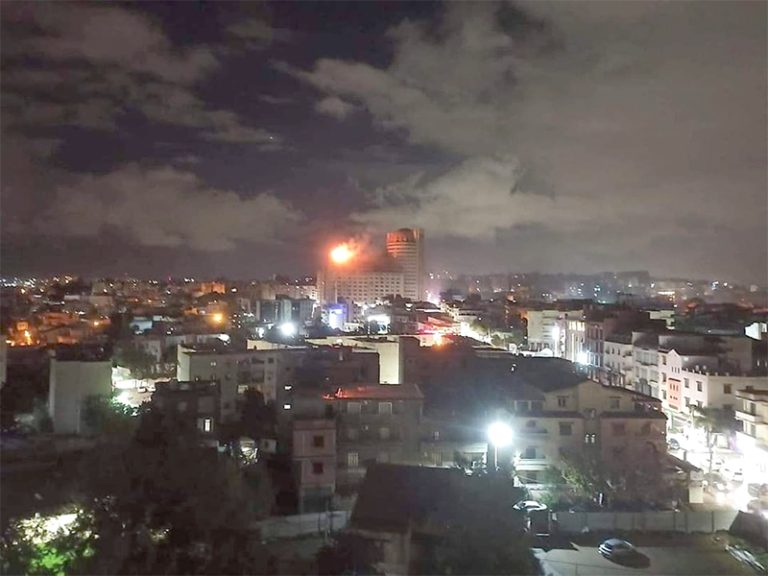 Le centre commercial Al-Qods prend feu