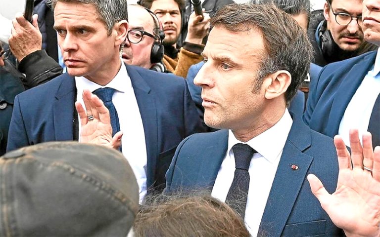 Une femme jugée pour doigt d’honneur à Macron