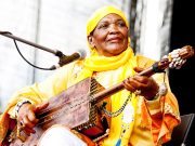 LA SEULE FEMME À JOUER AVEC DEXTÉRITÉ DU GUEMBRI : Hommage à Hasna El Becharia en Grande-Bretagne
