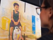 Peints par un artiste palestinien : Des cartons d’aide alimentaire à Ghaza exposés en Europe