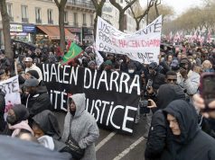 DES MILLIERS DE MANIFESTANTS À PARIS APRÈS LA MORT D’UN MAURITANIEN DANS UN COMMISSARIAT DE POLICE : « Justice pour El-Hacen Diarra »