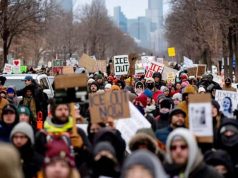 SUITE A LA MORT D’UNE FEMME DE 37 ANS TUEE PAR UN AGENT DE L’ICE : Grandioses manifestations contre la police de l’immigration aux États-Unis Grandioses manifestations contre la police de l’immigration aux États-Unis