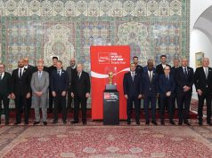 TEBBOUNE REÇOIT LA DÉLÉGATION FIFA QUI L’A APPORTÉ : Le trophée de la CDM à El Mouradia