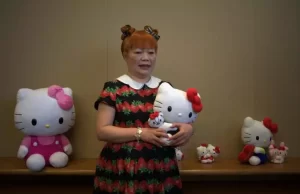 Après 40 ans aux commandes : La designeuse de Hello Kitty passe la main