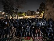 AL-AQSA FERMÉE DEPUIS 17 JOURS : Prières dans la rue face à une fermeture inédite