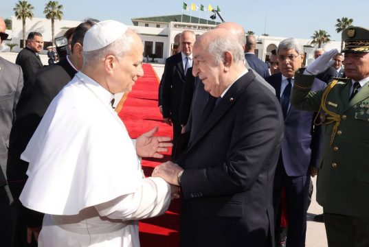 N’EN DÉPLAISE À LA MEUTE DES AIGRIS FRANÇAIS QUI A TENTÉ DE PARASITER L’ÉVÈNEMENT HISTORIQUEQUI S’EST DÉROULÉ EN ALGÉRIE : Une visite papale de portée universelle