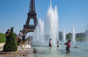 UNE VAGUE DE CHALEUR PRÉCOCE ALIMENTE LES INCENDIES DE FORÊT ET FAIT DES VICTIMES : L’Europe brûle sous le feu et le soleil