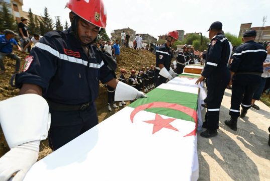 INCENDIES MEURTRIERS À TRAVERS LE PAYS : L’Algérie enterre ses martyrs