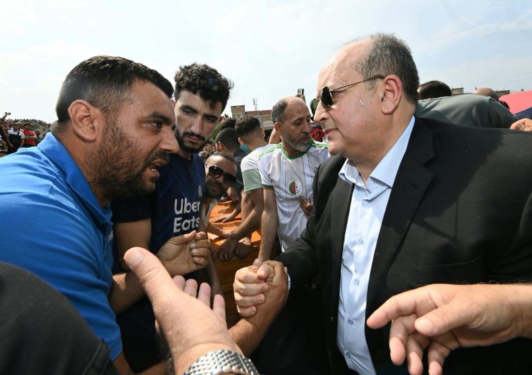 DÉPÊCHÉ PAR LE PRÉSIDENT TEBBOUNE : Ghrieb assiste aux obsèques des victimes à Jijel