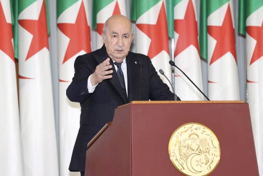 LE PRÉSIDENT TEBBOUNE EXHORTE LA GÉNÉRATION ACTUELLE À RESTER FIDÈLE AU MESSAGE DE NOVEMBRE : « Faites rayonner l’Algérie »