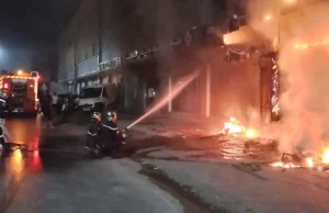 Incendie dans un showroom automobile à Chlef : quatre véhicules sauvés et un blessé léger
