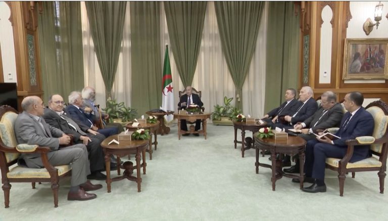 FONDATION DES ANCIENS JOUEURS DE L&rsquo;ÉQUIPE DU FLN : Le Président reçoit une délégation conduite par Mohamed Maouche