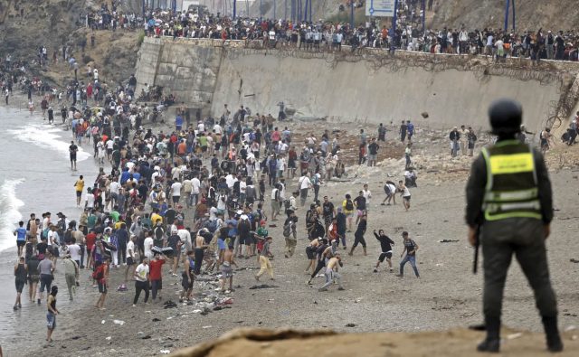 LE SITE « EL ESPAÑOL » PUBLIE LES PREUVES DE L’IMPLICATION DU MAKHZEN DANS LA CRISE DE CEUTA - « L’armée marocaine a organisé et encadré l’invasion »