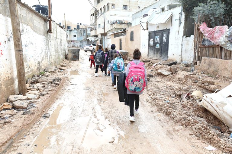 MALGRÉ UNE DÉLICATE RENTRÉE SCOLAIRE À GHAZA : Près de 700 000 élèves palestiniens sur le chemin de l’école